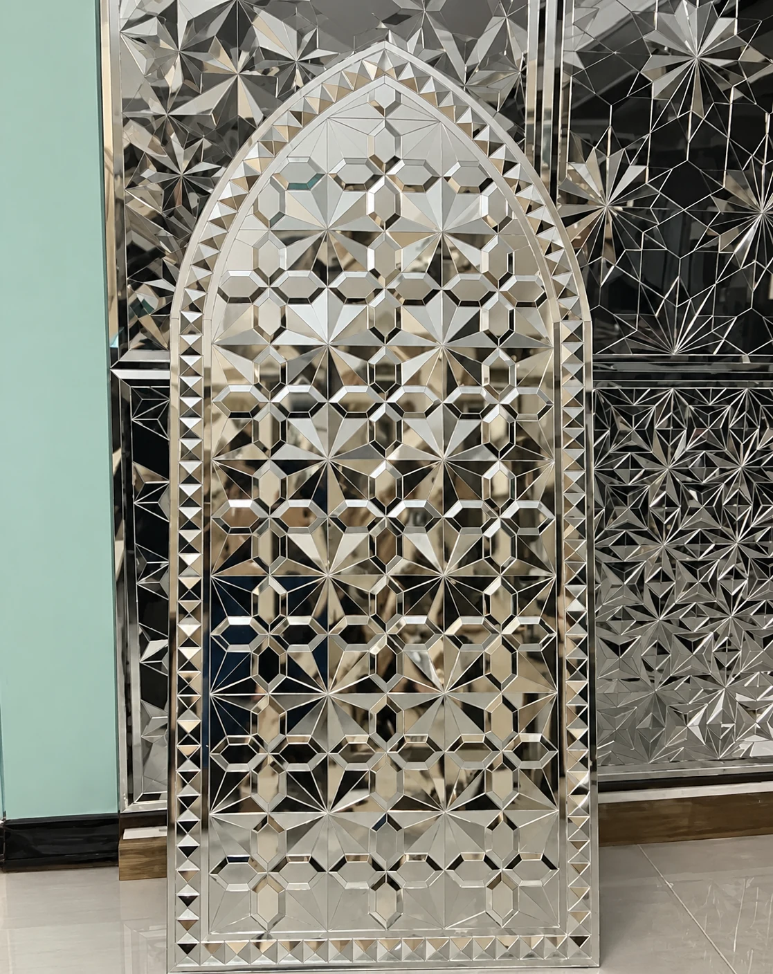 آینهکاری سنتی محرابی با طرح هندسی و قطعات آینه تراشخورده